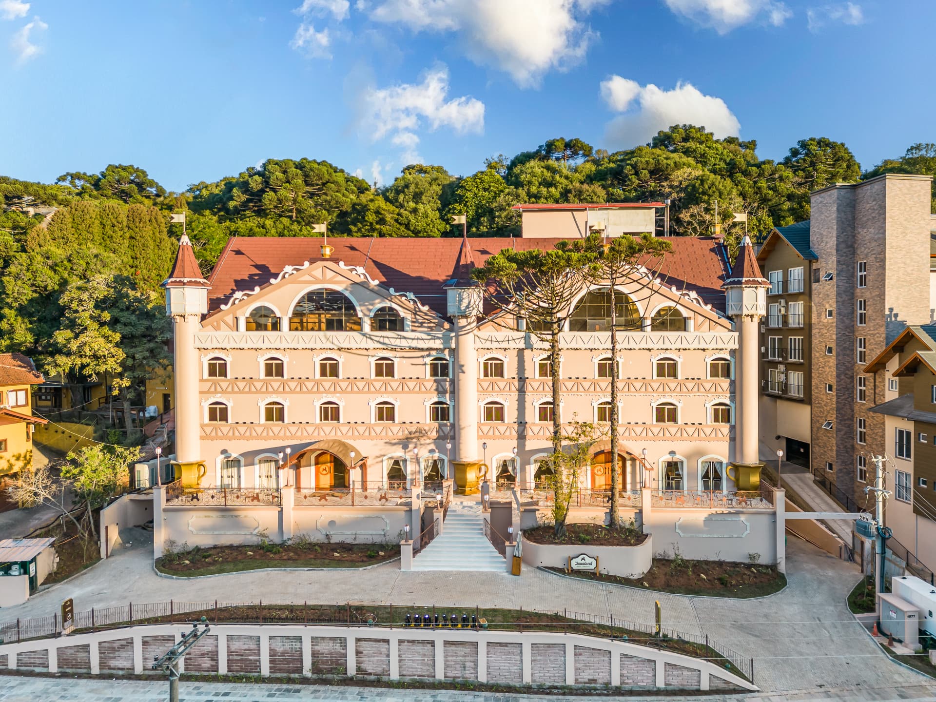 Fachada do Chocoland Hotel Gramado vista de cima